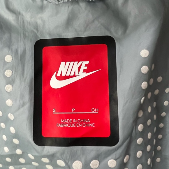 Nike Tech Women’s Gray Reflective Running Jacket Size S High-Low Hooded - Picture 4 of 4